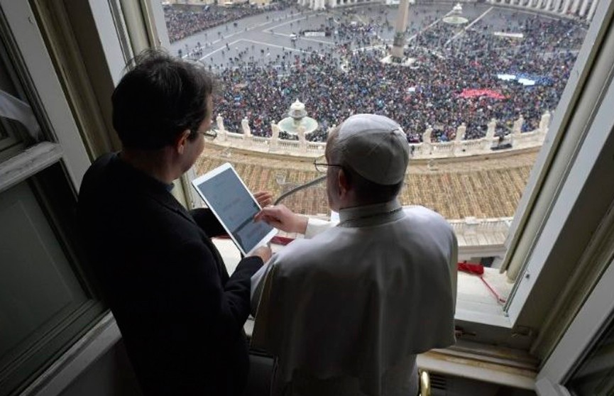 Папа Римский объявил о запуске сайта и приложений «Кликни и молись»
