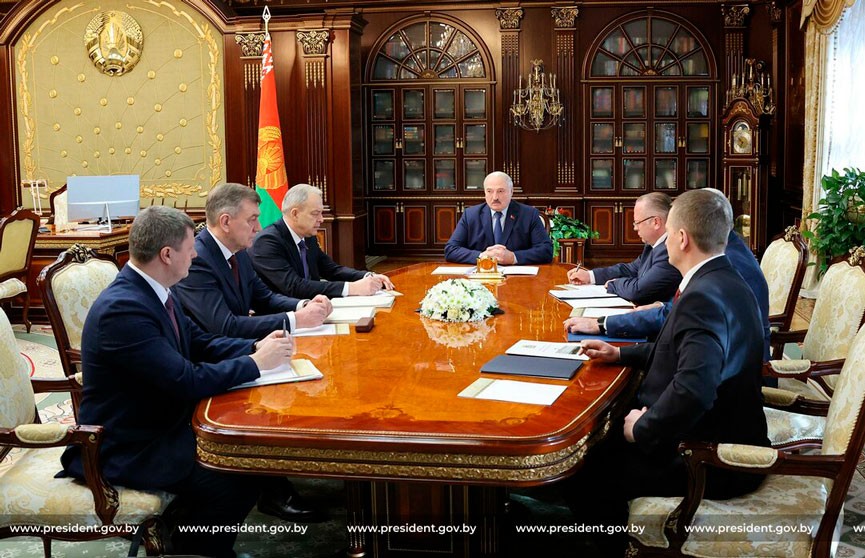 Александр Лукашенко провел рабочую встречу во Дворце Независимости