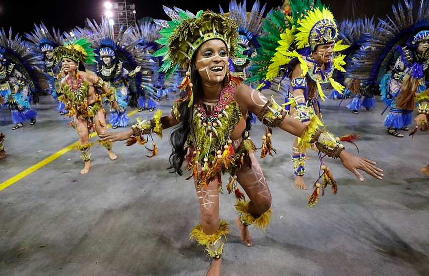 Карнавал проходит в Рио-де-Жанейро: яркие костюмы, зажигательные танцы, музыка и безудержное веселье