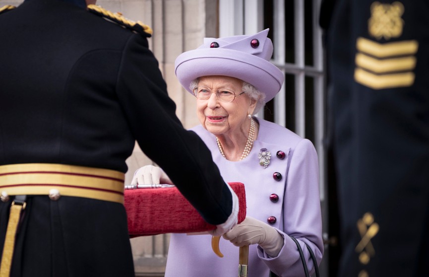 Елизавета II передает часть обязанностей главы государства принцу Чарльзу – СМИ