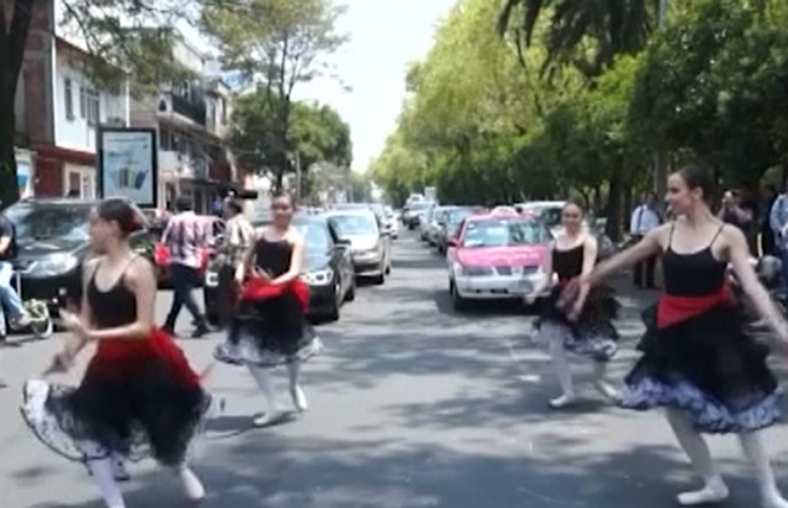 ​Балерины в Мехико станцевали прямо на перекрёстке
