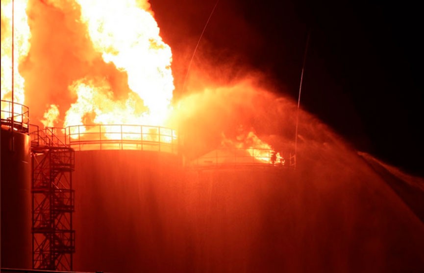 Пожар на нефтебазе под Киевом может обернуться экологической катастрофой