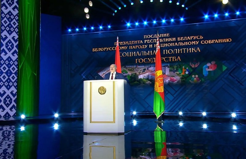 Лукашенко потребовал активнее выводить на рынок белорусские лекарства, вакцины и медоборудование
