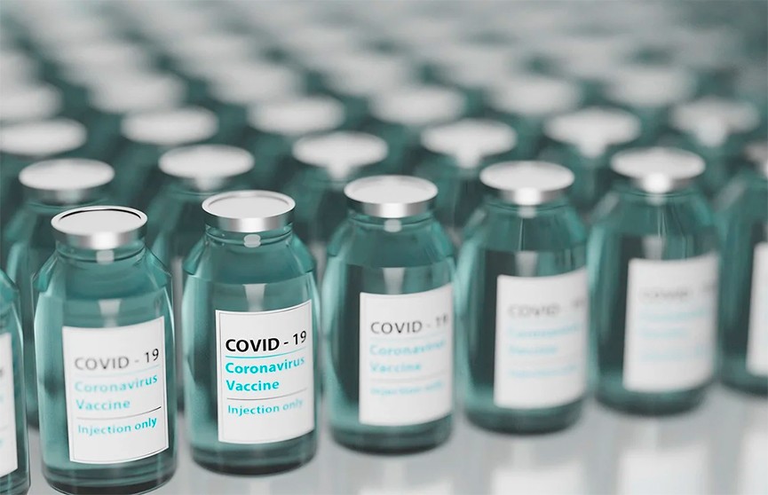 Чешский миллиардер получил прививку от COVID-19, выдав себя за медработника