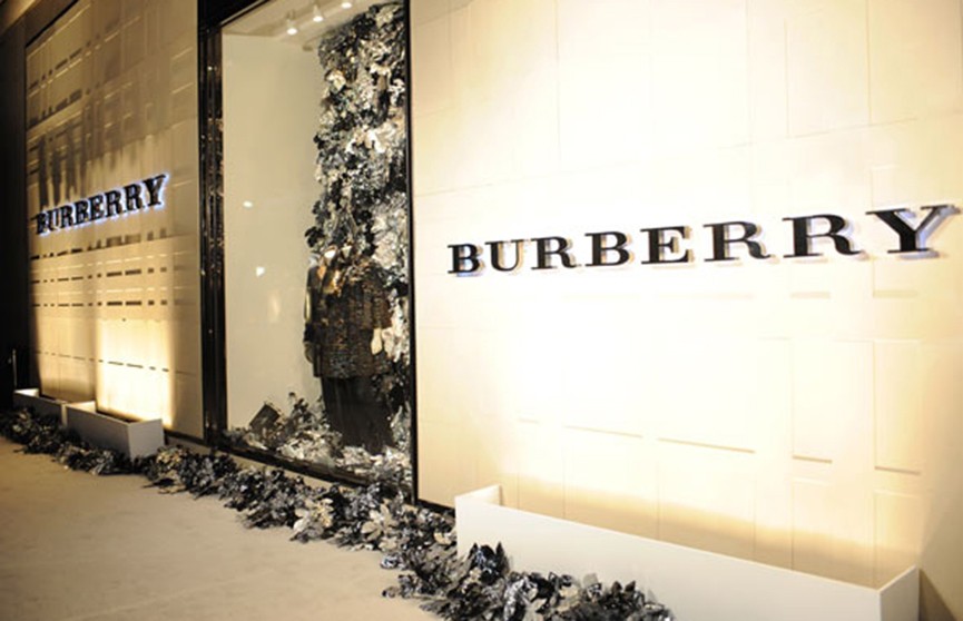 Бренд Burberry сжёг непроданную одежду на $36 миллионов