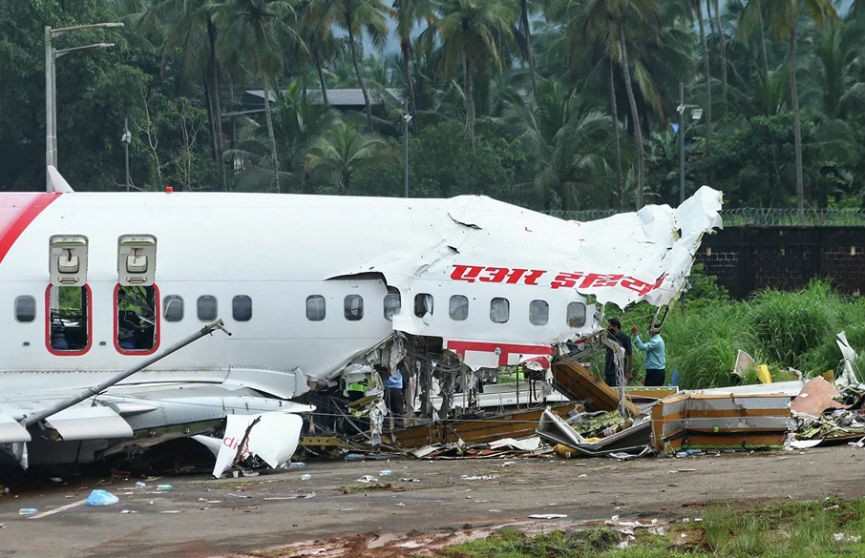 Разбившийся в Индии самолет дважды заходил на посадку