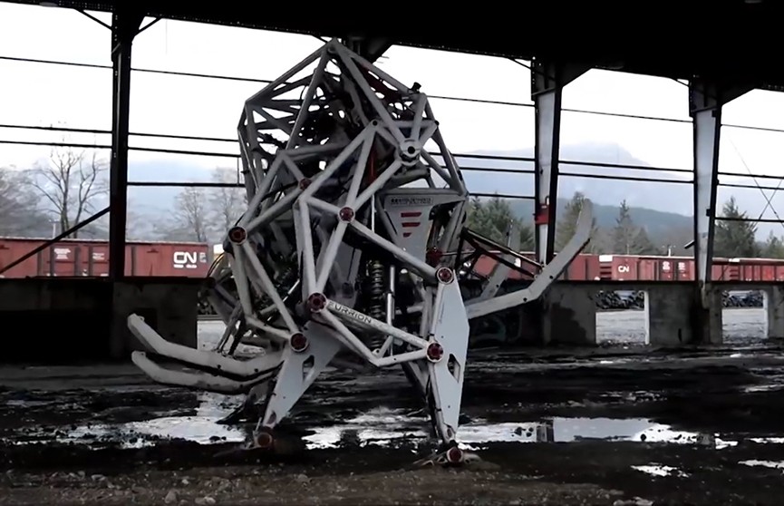 Четырёхметровый экзоскелет построил инженер из Ванкувера