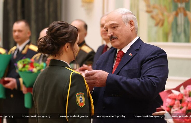За верность материнскому и воинскому долгу. Лукашенко вручил государственные награды