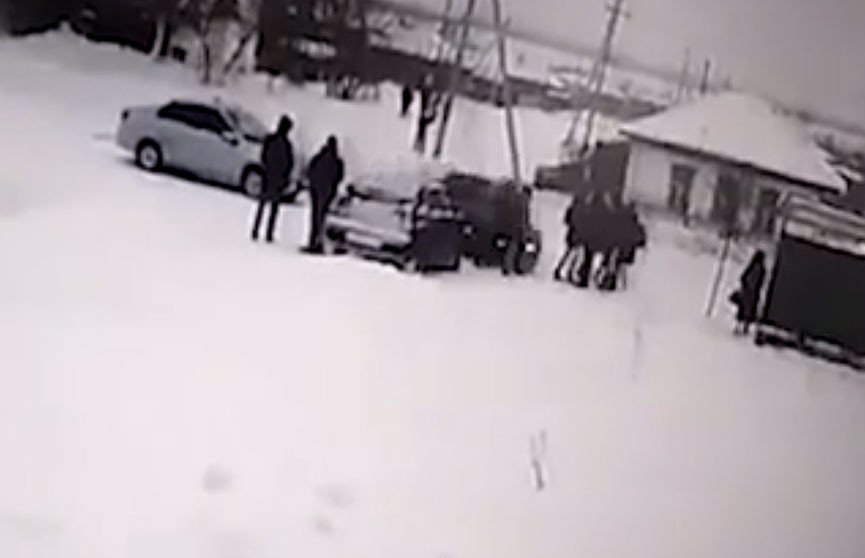 Водитель протаранил толпу людей на остановке в Алтайском крае