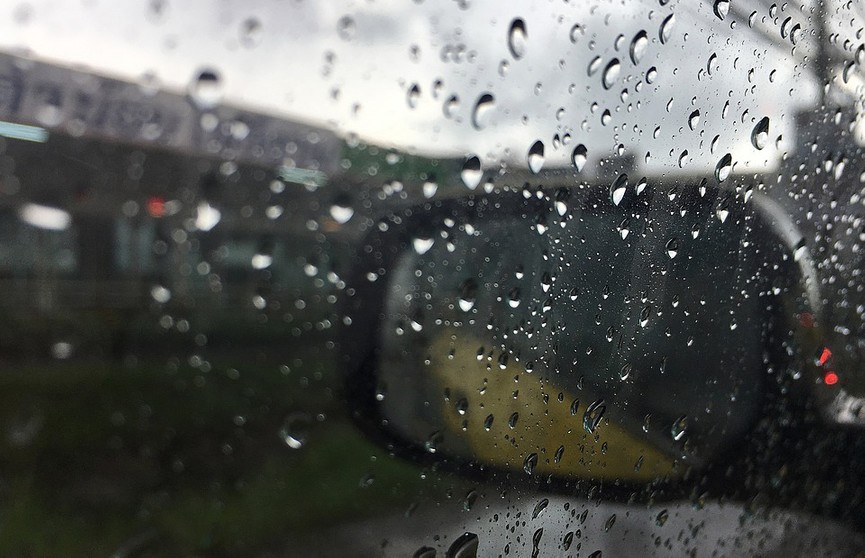 Автоэксперт рассказал, как безопасно управлять машиной в дождь