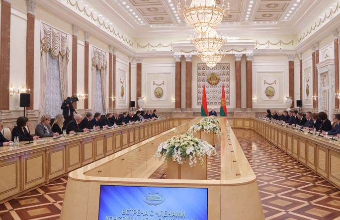 Лукашенко: Приступая  к корректировке Конституции, мы должны учесть все уроки прошлого, в том числе недавнего