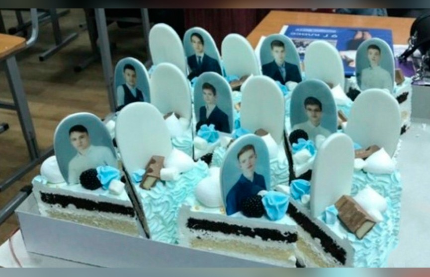 Торт в виде надгробий подарили выпускникам школы в России