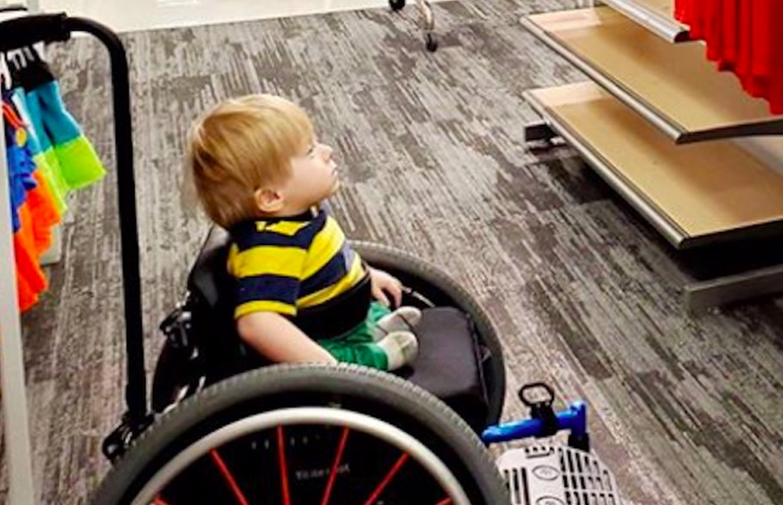 Реклама одежды с мальчиком в инвалидной коляске осчастливила больного ребёнка