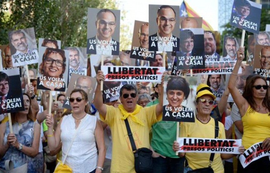 100 тысяч протестующих вышли на улицы Барселоны с требованием освободить лидеров национального каталонского движения