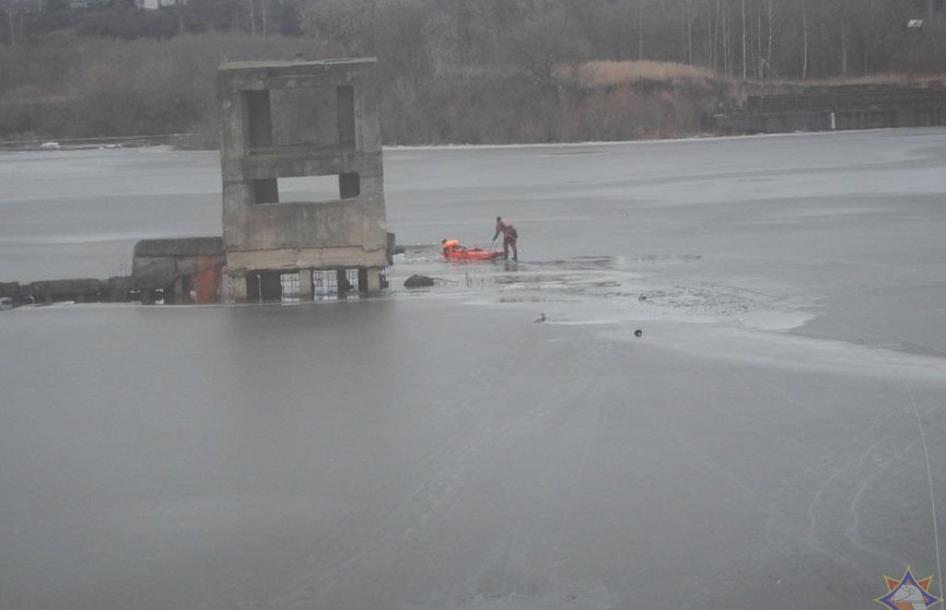Спасатели вытащили из залива Днепра провалившегося под лед рыбака. Все время до их прибытия его удерживал на плаву очевидец
