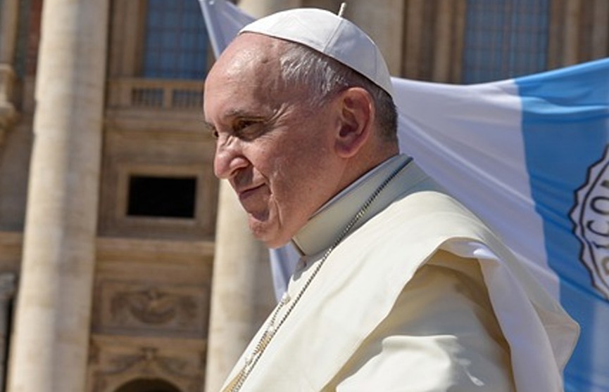 Папу Римского подставило собственное окружение, подсунув ему для поцелуя украинский флаг