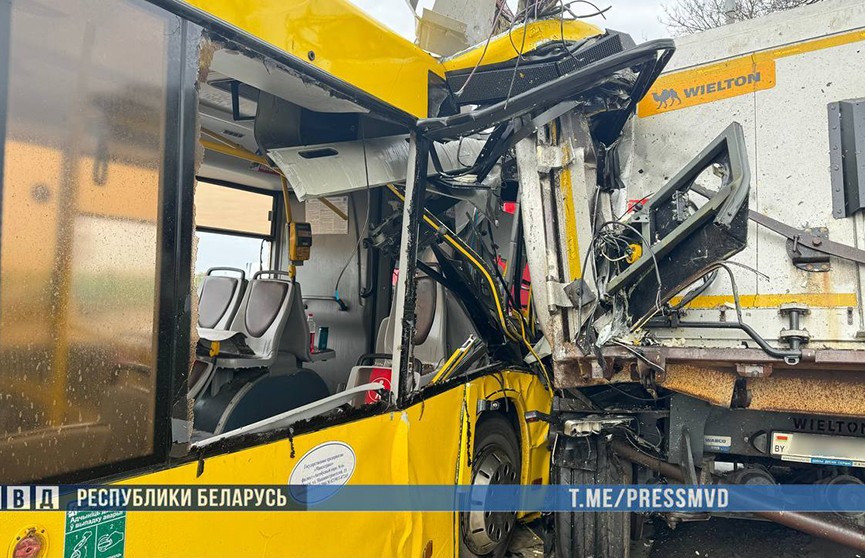 На Смиловичском тракте столкнулись автобус и фура – пострадали не менее 20 человек