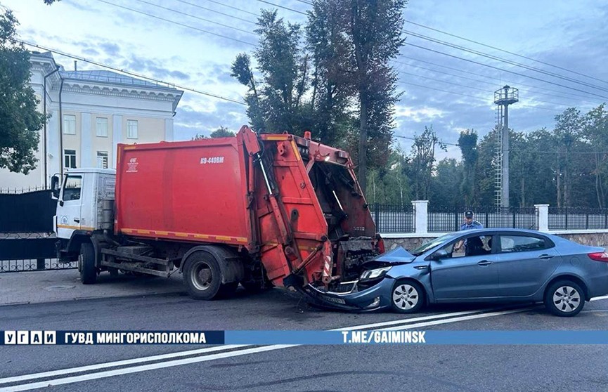 В Минске Kia врезалась в мусоровоз – два человека в больнице