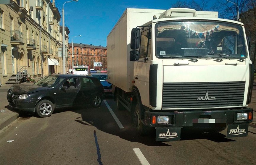 На ул. Первомайской в Минске грузовой МАЗ врезался в легковушку