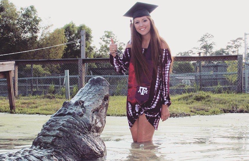 ​Студентка сделала фотографию для выпускного с аллигатором