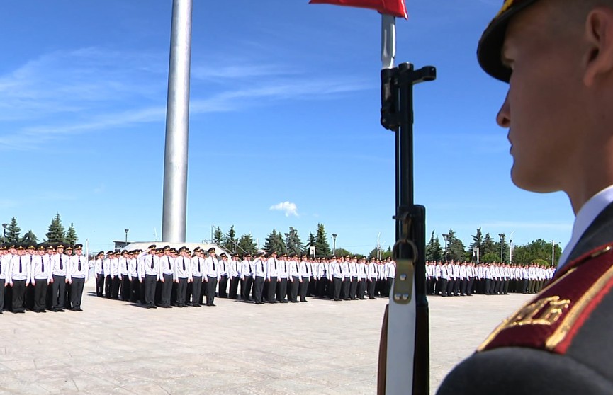 Курсанты Академии МВД получили дипломы на площади Госфлага