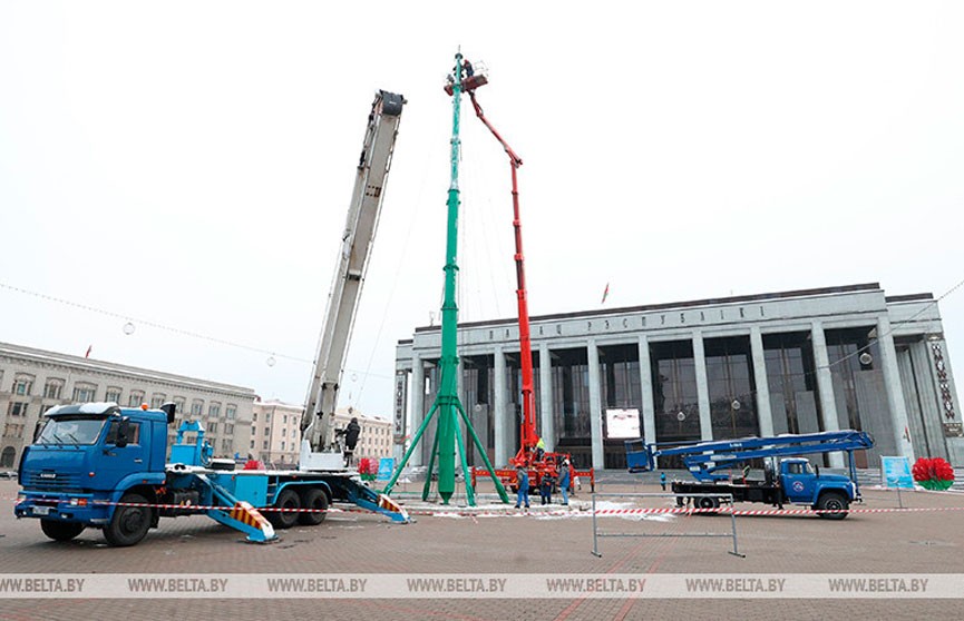 На Октябрьской площади Минска монтируют главную новогоднюю ёлку