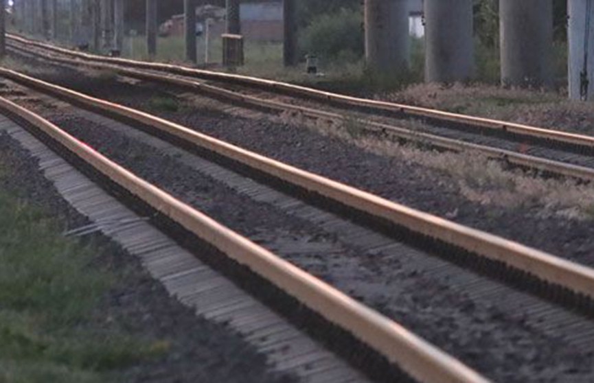 Поезд насмерть сбил 20-летнего парня на станции Колодищи