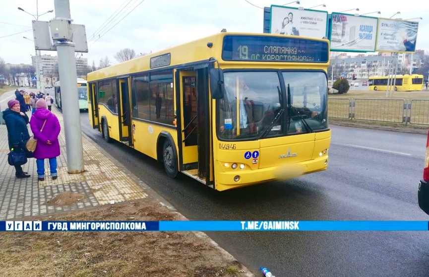 Пожилого мужчину зажало дверьми автобуса и протащило по асфальту в Минске