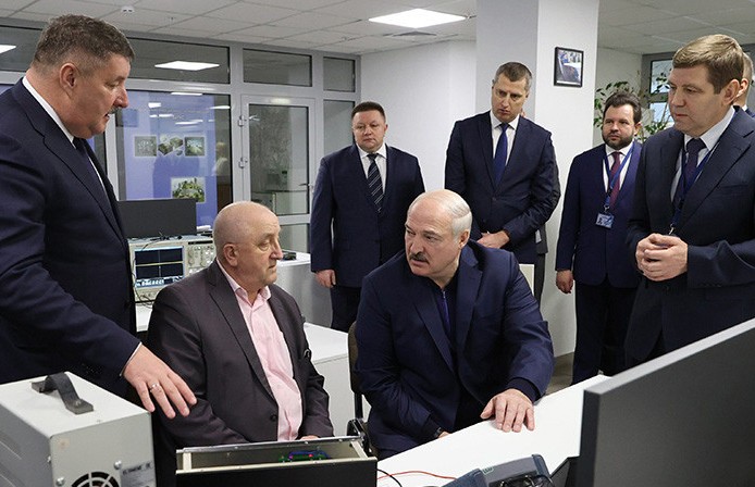 Инновационный центр, белорусские телевизоры, прибыль и рабочие места: подробности посещения Лукашенко холдинга «Горизонт»