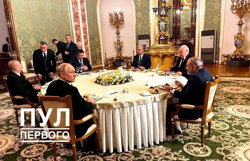 Лукашенко и Путин пообщались наедине после рабочего обеда на саммите ЕАЭС
