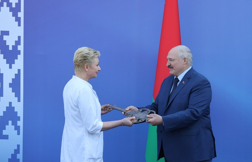 Лукашенко принял участие в открытии 9-й детской поликлиники в Минске и пообщался с журналистами. Главное