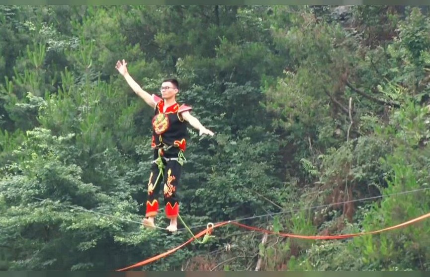 Акробатика на высоте: захватывающее представление устроили слэклайнеры в Китае