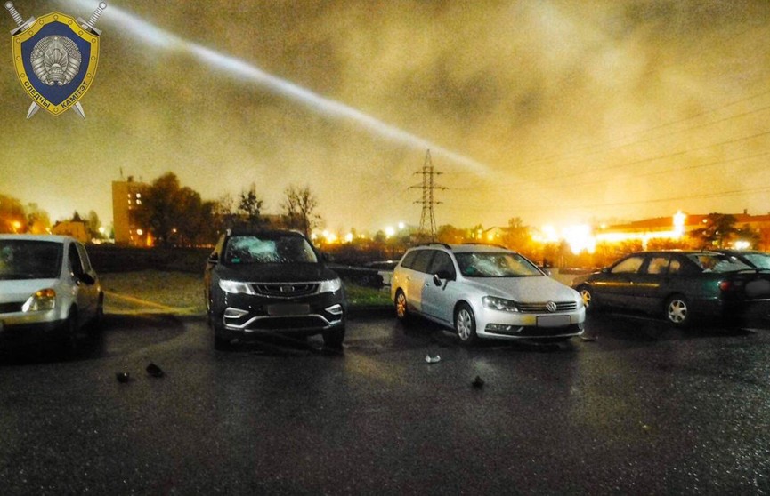 Мужчина битой разбил 5 автомобилей возле здания РОВД в Гродно