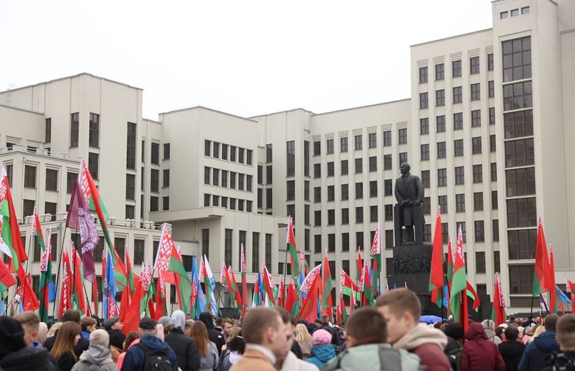 Лукашенко поздравил белорусов с Днем Октябрьской революции: его идеалы по-прежнему актуальны и значимы