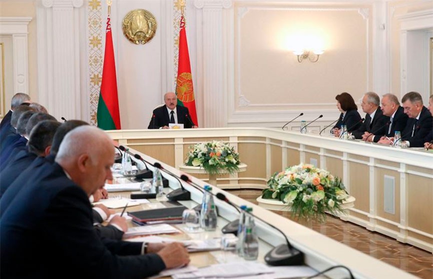 Лукашенко: Борьба с коронавирусом обошлась бюджету в полмиллиарда рублей, но человек важнее денег