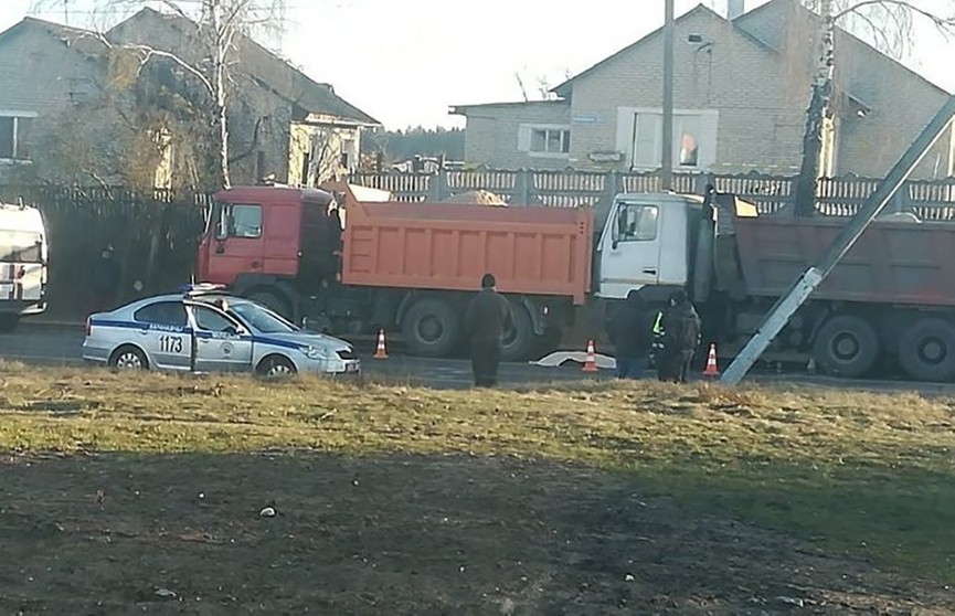 Мужчину зажало грузовиками в Барановичах