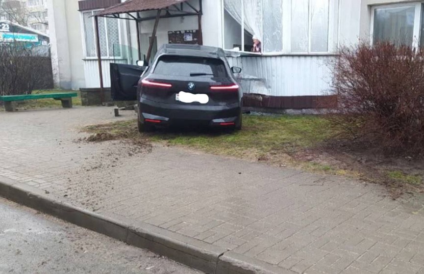 В Минске водитель BMW врезалась в фасад жилого дома