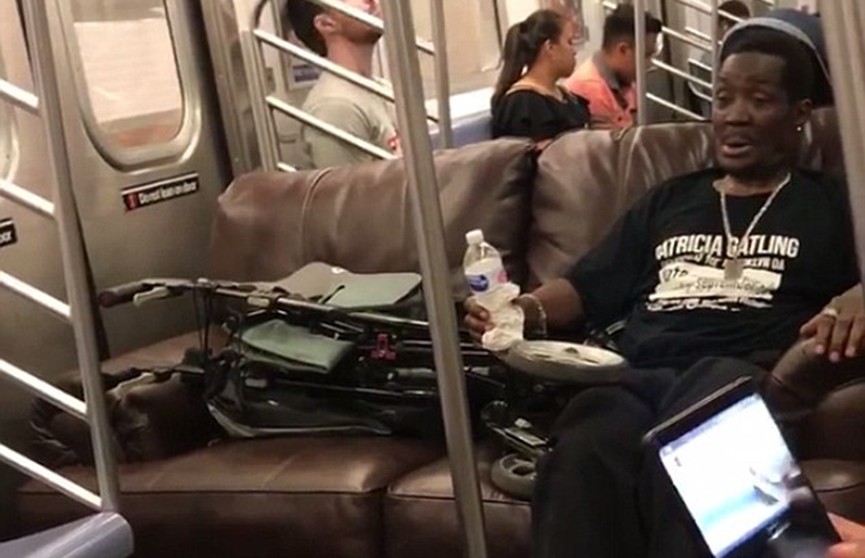 ​Пассажир зашёл в вагон метро в Нью-Йорке с диваном