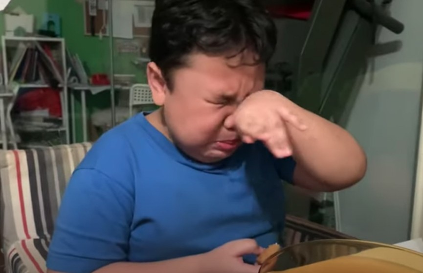 Мальчик расплакался от счастья, попробовав еду из фасфуда после карантина (ВИДЕО)