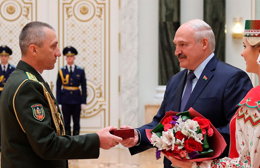 «На вас страна и держится»: Александр Лукашенко вручил госнаграды заслуженным деятелям различных сфер