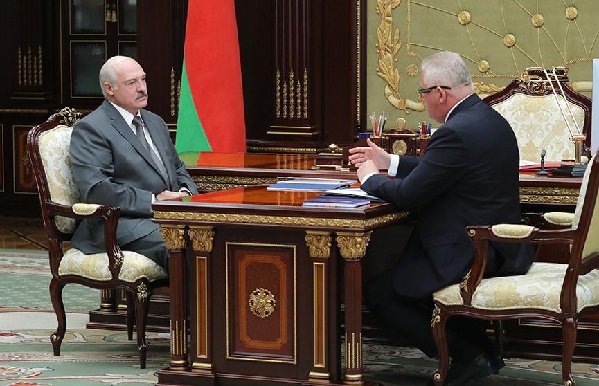 Лукашенко раскритиковал перегрузку детей домашними заданиями