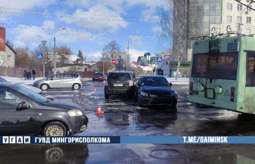 Авария с участием трех машин произошла на перекрестке Орловской и Азизова в Минске