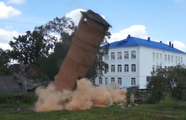 Водонапорную башню в аварийном состоянии взорвали в Пружанах (ВИДЕО)