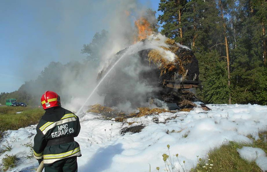 Трактор с соломой сгорел на ходу посреди дороги в Гомельской области