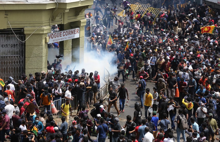 Число пострадавших на протестах в Шри-Ланке превысило 100