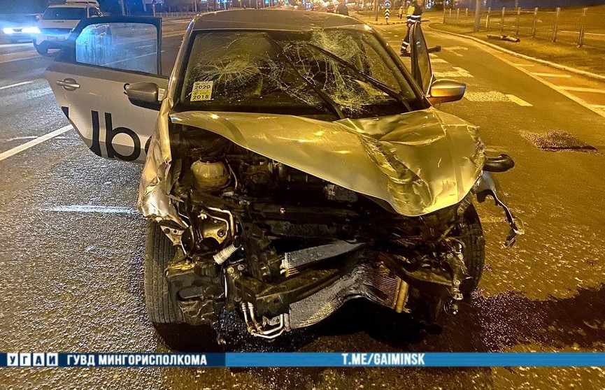 Такси протаранило светофор на проспекте Независимости в Минске