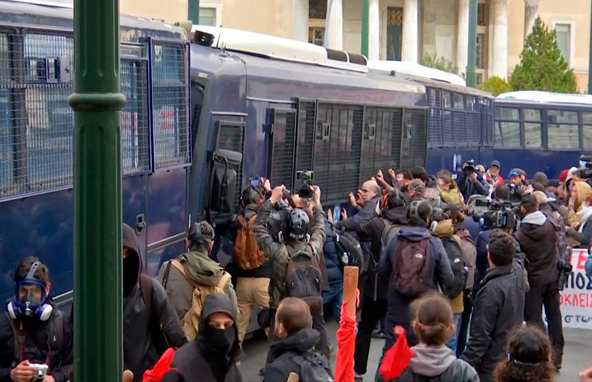 Погром на афинских улицах! Столкновениями с полицией завершился очередной протест учителей в Греции