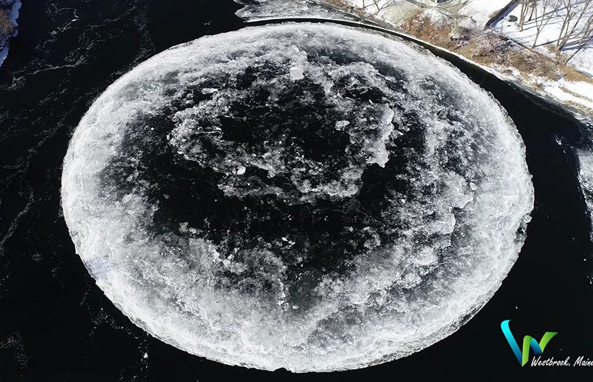 Ледяная «Луна» образовалась на поверхности озера в США (Видео)