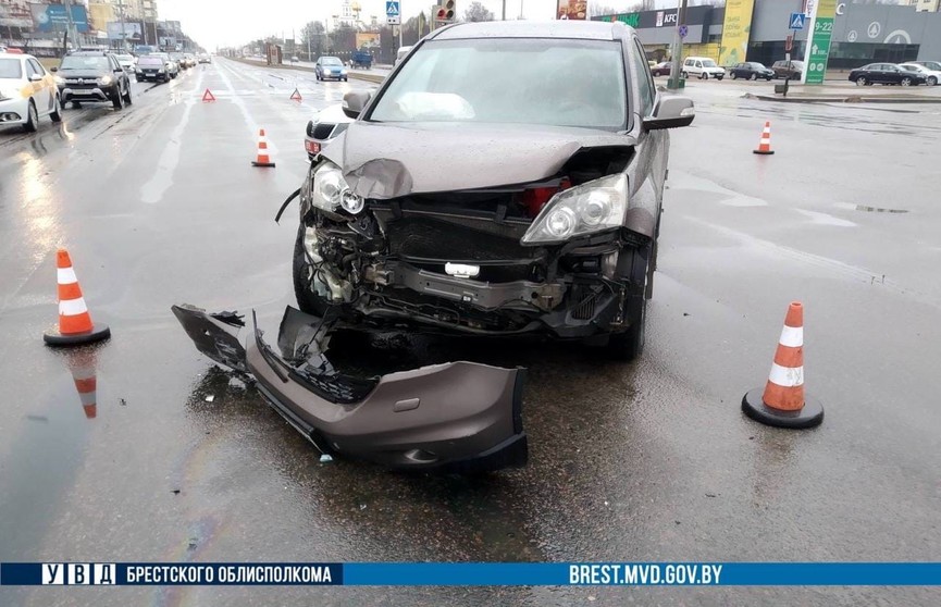 Машина скорой с ребенком в кабине попала в ДТП в Бресте