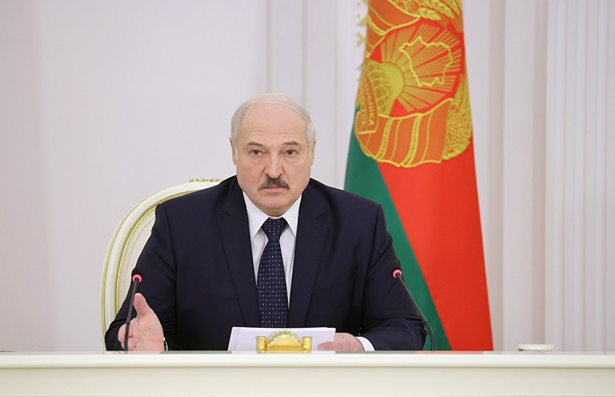 Лукашенко: Немедленно поставить на учет всех тунеядцев, болтающихся и заставить их работать
